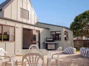 Beach Central - Whangamata Holiday Home, Whangamata